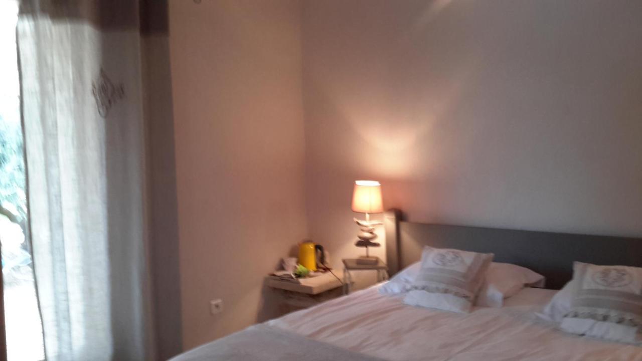 Chambres D'Hotes Le Vignoble Cucuron Exterior foto